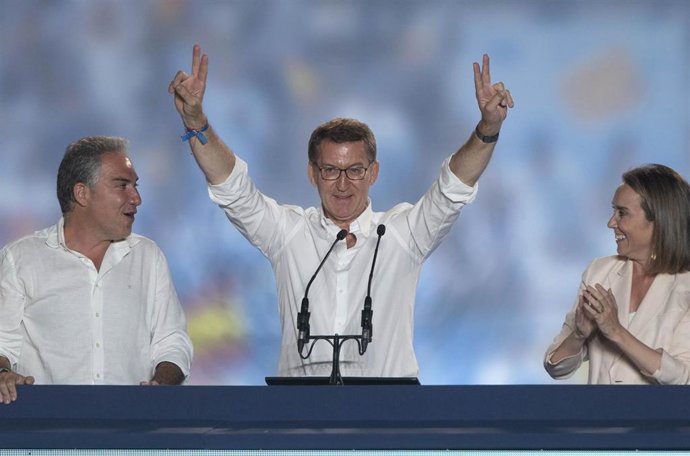 (I-D) El coordinador general del PP nacional, Elías Bendodo, el candidato del PP a la Presidencia del Gobierno de España, Alberto Núñez Feijóo, y la secretaria general del Partido Popular, Cuca Gamarra, durante el seguimiento de la jornada electoral  