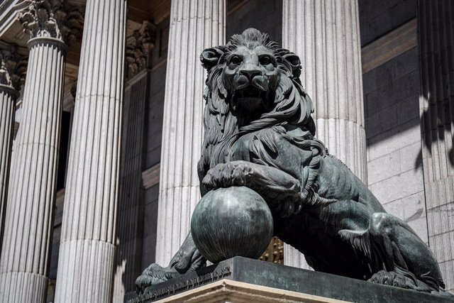 Archivo - Un dels emblemàtics lleons que hi ha davant de la façana del Congrés dels Diputats (Madrid)