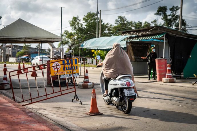 Archivo - February 6, 2022, Narathiwat, Thailand: Motorcyclists rides through one of the  security checkpoints around Narathiwat..Daily life around the Thai-Malaysian border on the east coast of the Malay Peninsula, Narathiwat is a heavily guarded provi