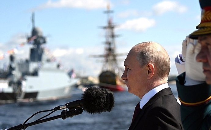 Vladimir Putin, durante el desfile del Día de la Armada