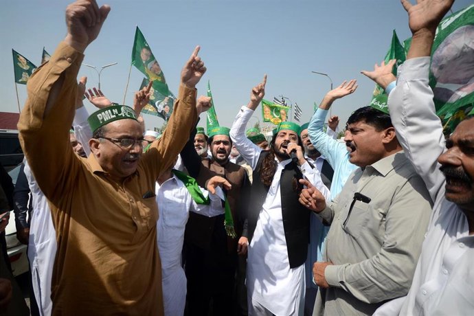 Archivo - Simpatizantes del partido islamista paquistaní Jamiat Ulema-e-Islam-Fazl (JUI-F)