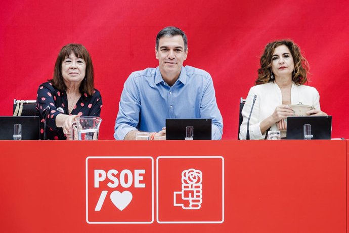 La vicepresidenta primera del Senat i presidenta del PSOE, Cristina Narbona; el president en funcions del Govern d'Espanya i secretari general del PSOE, Pedro Sánchez, i la ministra d'Hisenda, María Jesús Montero