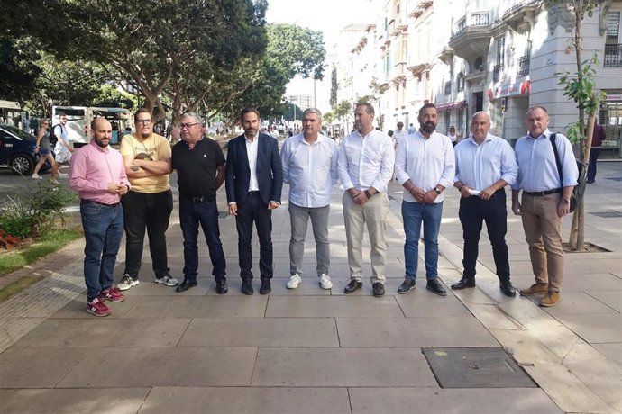 El secretario de Política Municipal del PSOE de Málaga y alcalde de Almáchar, Antonio Yuste, junto a compañeros del partido, en una imagen de archivo