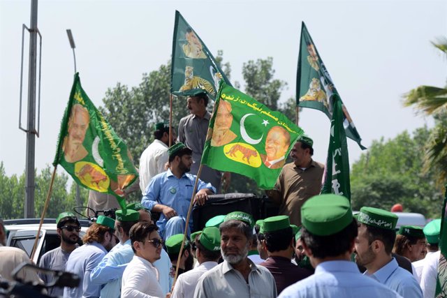 Archivo - May 15, 2023, Peshawar, Khyber Pakhtunkhwa, Pakistan: Activists of Pakistan Muslim League (N) and supporters of the Pakistan Democratic Movement (PDM) leave for a rally held in Islamabad to protest against the judiciary's alleged undue facilitat