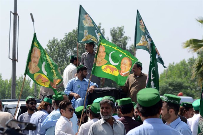 Archivo - May 15, 2023, Peshawar, Khyber Pakhtunkhwa, Pakistan: Activists of Pakistan Muslim League (N) and supporters of the Pakistan Democratic Movement (PDM) leave for a rally held in Islamabad to protest against the judiciary's alleged undue facilit
