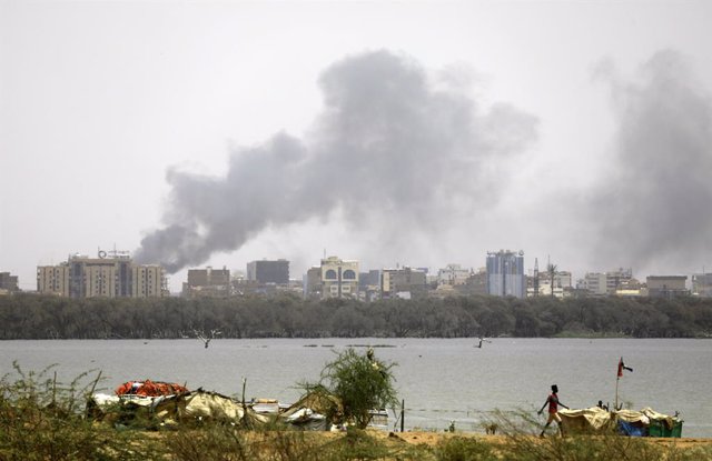 Archivo - CAIRO, May 8, 2023  -- This photo taken on April 15, 2023 shows smoke rising in Khartoum, capital of Sudan.
