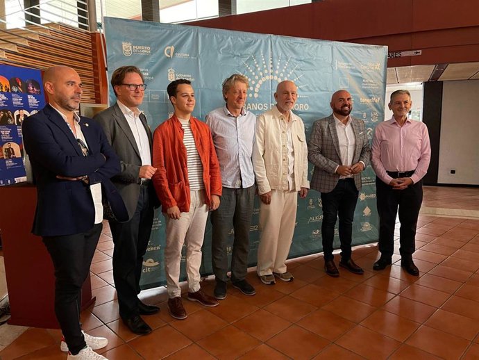 Foto de familia tras la presentación de 'The Infernal Comedy' en el Auditorio Alfredo Kraus de Las Palmas de Gran Canaria, representación protagonizada por el actor John Malkovich