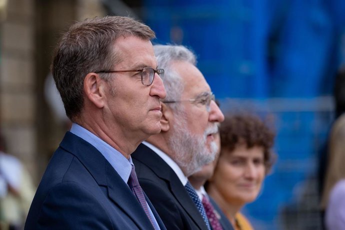 El presidente del Partido Popular y candidato a la presidencia del Gobierno de España, Alberto Núñez Feijóo (1i), asiste a la tradicional ofrenda al Apóstol, a 25 de julio de 2023, en Santiago de Compostela, A Coruña, Galicia.