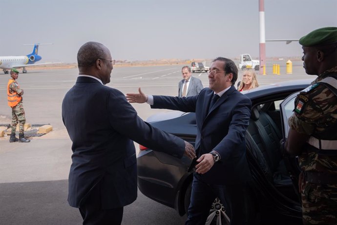 Archivo - Arxivo - El ministre d'Afers exteriors, Unió Europea i Cooperació, José Manuel Albares (d), és rebut pel ministre d'Afers exteriors i de Cooperació, Hassoumi Massoudou, i l'ambaixadora d'Espanya en la República del Níger, Nuria Reigosa Go