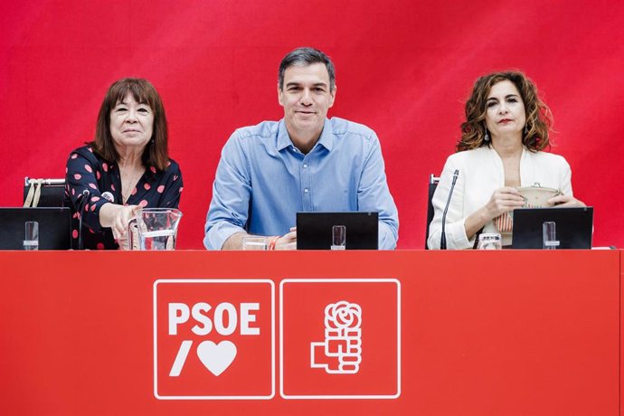 (I-D) La vicepresidenta primera del Senado y presidenta del PSOE, Cristina Narbona; el presidente del Gobierno de España y secretario general del PSOE, Pedro Sánchez, y la ministra de Hacienda, María Jesús Montero