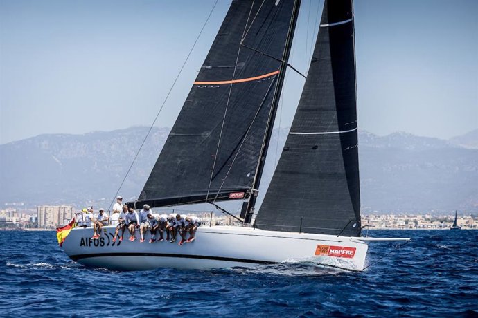 El Rey Felipe VI a bordo del 'Aifos' durante los entrenamientos de la Copa del Rey MAPFRE de vela