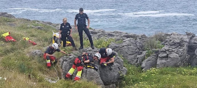 Rescate de un perro atrapado tras caer en una oquedad a una altura de 5 metros
