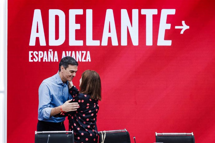 La vicepresidenta primera del Senat i presidenta del PSOE, Cristina Narbona, i el president del Govern d'Espanya i secretari general del PSOE, Pedro Sánchez, se saluden a la seva arribada a la reunió de la Comissió Executiva Federal del PSOE després de 