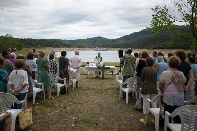 La parroquia de Darnius (Girona) organiza una misa sobre la sequía en el pantano del municipio