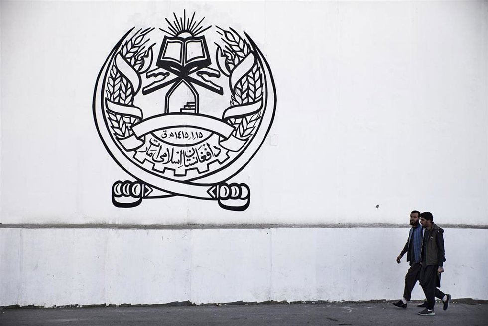 Archivo - Mural talibán en la antigua Embajada estadounidense en Kabul