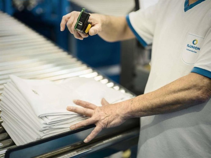 Archivo - Una trabajadora en una lavandería.