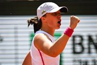 Swiatek gana por primera vez en casa