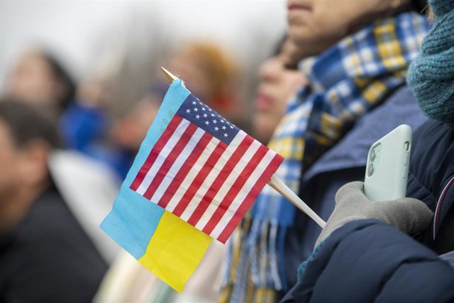 Archivo - Banderines de Estados Unidos y de Ucrania