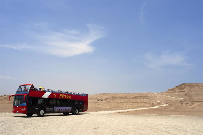 Archivo - Un autobús en Perú