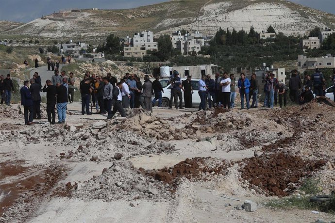 Archivo - Imagen de archivo de un grupo de palestinos junto a una escuela recién derruida por Israel en Cisjordania