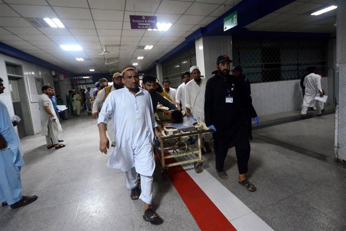 Uno de los heridos tras al atentado perpetrado este domingo durante un acto del partido islamista más importante de Pakistán, el Jamiat Ulema e Islam (Fazl)(JUI-F) en Jar (Jíber Pajtunjua)