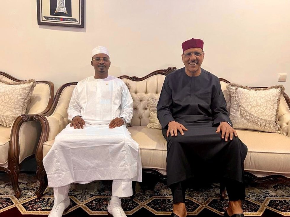 El jefe de la junta miltiar de Chad, Mahamat Idriss Déby, y el presidente depuesto de Níger, Mohamed Bazoum