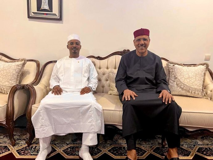 El jefe de la junta miltiar de Chad, Mahamat Idriss Déby, y el presidente depuesto de Níger, Mohamed Bazoum