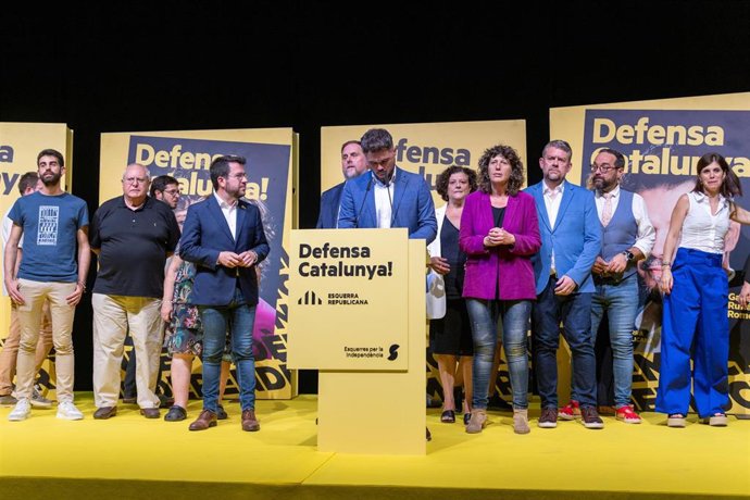 El candidato número 1 de ERC por Barcelona al Congreso de los Diputados, Gabriel Rufián, comparece tras conocer los resultados de la jornada electoral de los comicios generales, en la estación del Nord donde se ha reunido Esquerra Republicana de Catalun