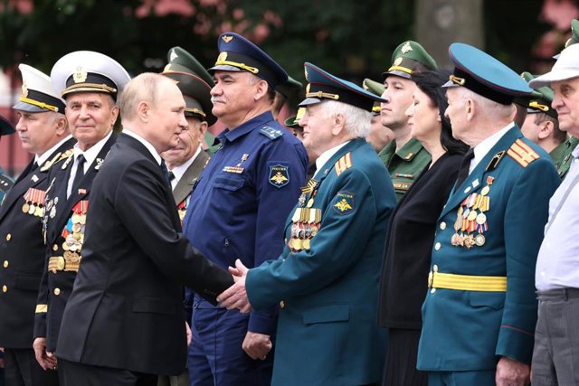 Archivo - El presidente ruso, Vladimir Putin, saluda a un veterano de guerra