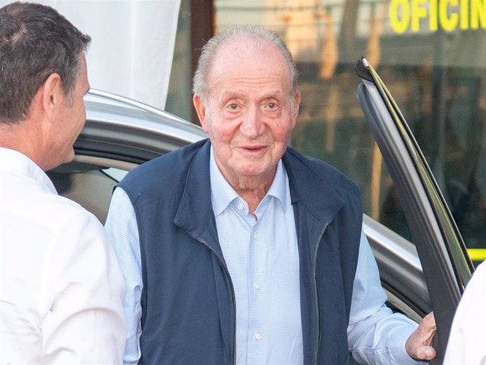 El Rey emérito, Juan Carlos de Borbón, llega al club náutico para disfrutar de una cena de celebración por la victoria en las regatas de Sanxenxo con el 'Bribón