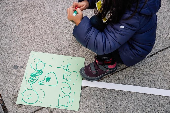 Archivo - Una niña hace un dibujo 