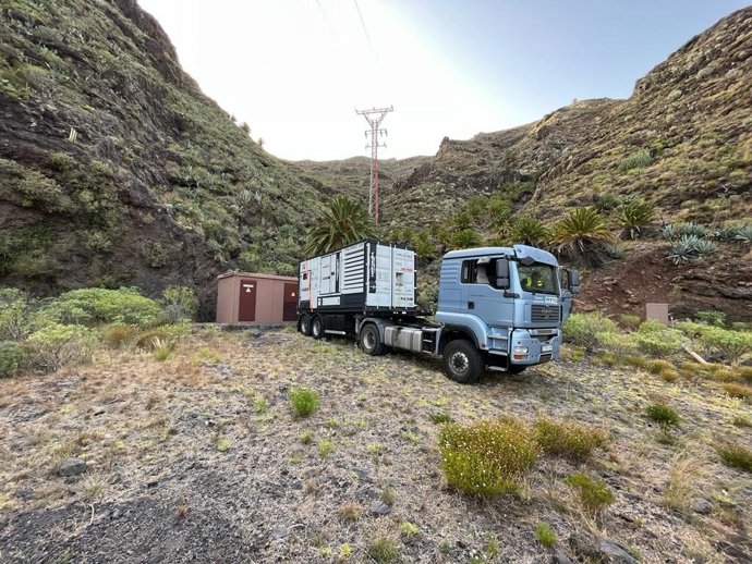 Hasta 14 grupos electrógenos movilizados hacia La Gomera han sido conectados para restablecer el suministro eléctrico