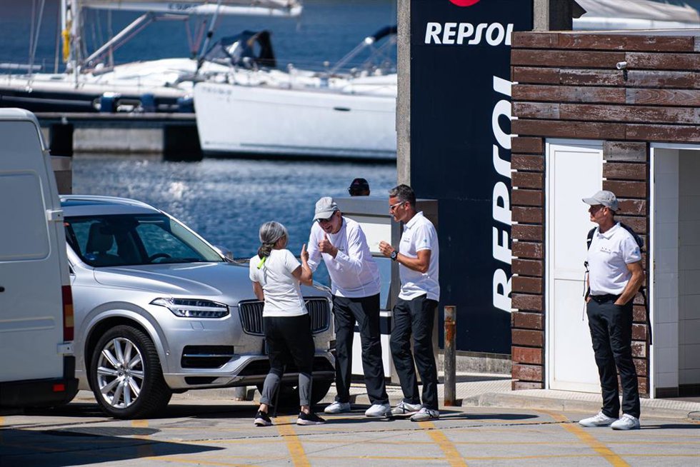 El Rey emérito, Juan Carlos I (c), espera para recoger el premio de las regatas de Sanxenxo por lograr la primera posición con el 'Bribón', a 30 de julio de 2023, en Sanxenxo, Pontevedra, Galicia (España).