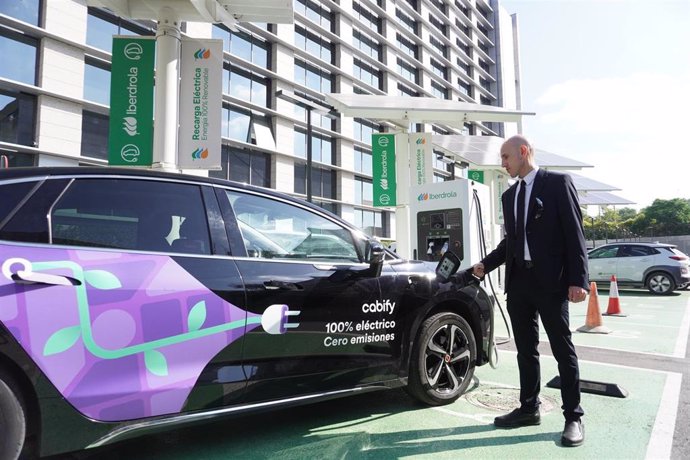 Iberdrola y Cabify firma una alianza para impulsar la movilidad sostenible para conductores de la plataforma