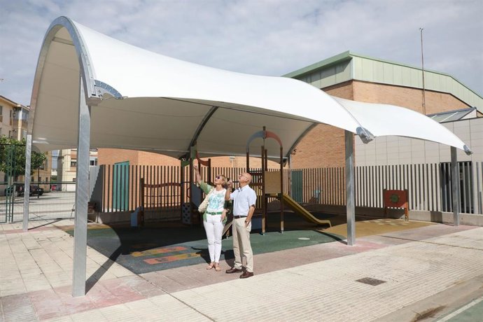 El consejero Bernardo Ciriza y la alcaldesa de Marcilla, Esther Villanueva, en el parque donde se ha instalado la cubierta