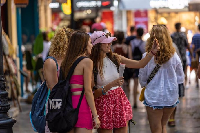 Unas turistas se fotografían con el movil, a 15 de julio de 2023, en Palma, Mallorca, Baleares (España). 