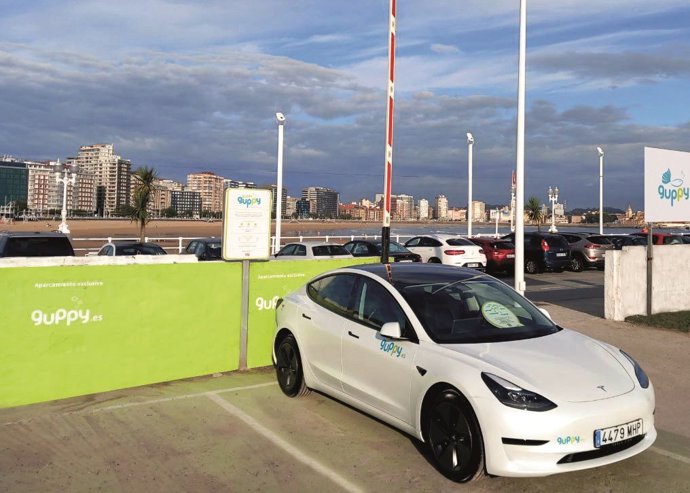 Uno de los guppy Tesla aparcado en uno de los puntos guppy.