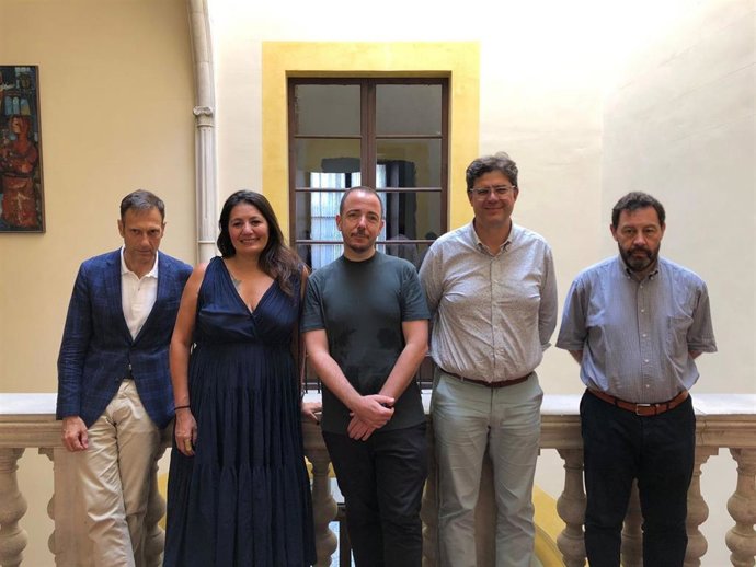 El conseller de Turismo, Cultura y Deporte, Jaume Bauz, junto al director del Atlntida Mallorca Film Fest, Jaume Ripoll, este lunes.