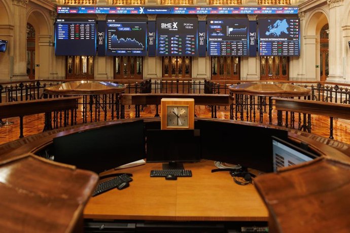 Paneles del Ibex 35 en el Palacio de la Bolsa, a 24 de julio de 2023, en Madrid (España).  