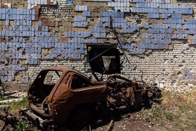 Vehículo calcinado en Donetsk, Ucrania, a consecuencia de los constantes ataques aéreos contra la región por parte de Rusia