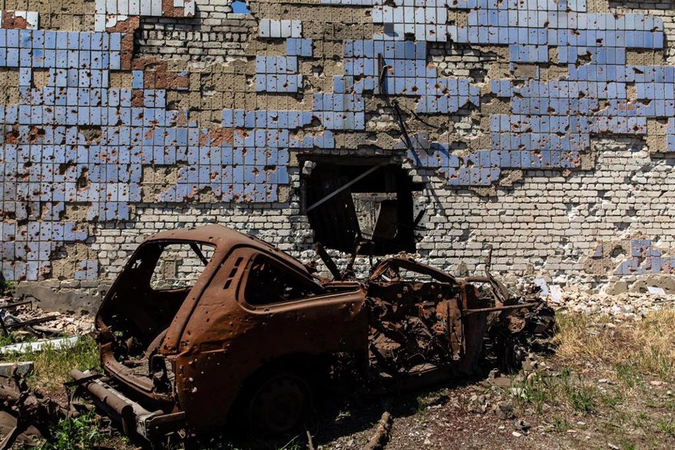 Vehículo calcinado en Donetsk, Ucrania, a consecuencia de los constantes ataques aéreos contra la región por parte de Rusia
