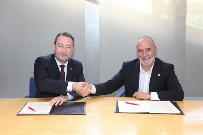El rector Gonzalo y el consejero Cigudosa, en la firma del convenio