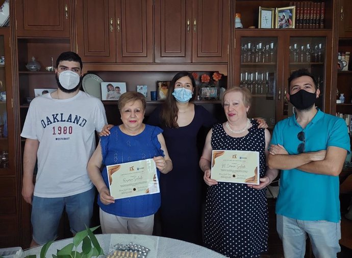 Miembros del equipo de la UJA que han participado en el proyecto, junto con dos pacientes y sus certificados de participación en el mismo