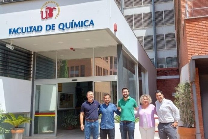 Fotografía del equipo de investigación del hidrogel en la Facultad de Química de Sevilla.