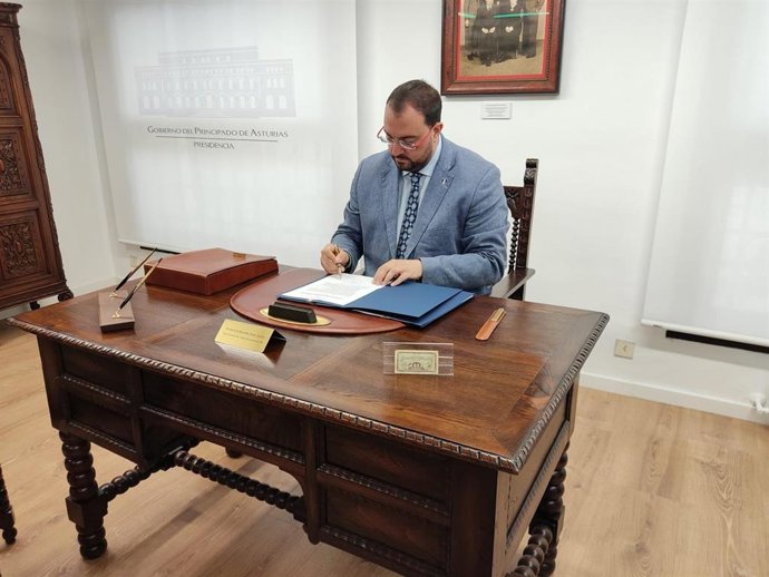 Adrián Barbón firma el decreto de cese de los actuales consejeros y el de la nueva estructura de Gobierno en el despacho de Belarmino Tomás.