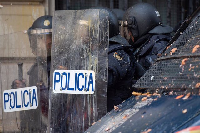 Archivo - Arxivo - Agents de la Policia Nacional són aconseguits per bales de pintura  durant una manifestació en reacció a la sentència del ?procés?, a Barcelona (Catalunya, Espanya), a 18 d'octubre de 2019.