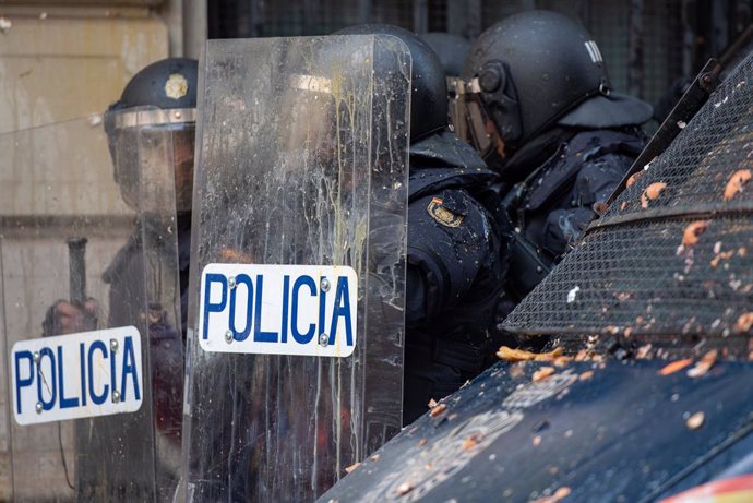 Archivo - Arxivo - Agents de la Policia Nacional són aconseguits per bales de pintura  durant una manifestació en reacció a la sentncia del ?procés?, a Barcelona (Catalunya, Espanya), a 18 d'octubre de 2019.