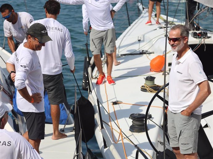 El Rey Felipe VI saluda a Javier Banderas durante su embarque en el Real Club Naútico de Palma