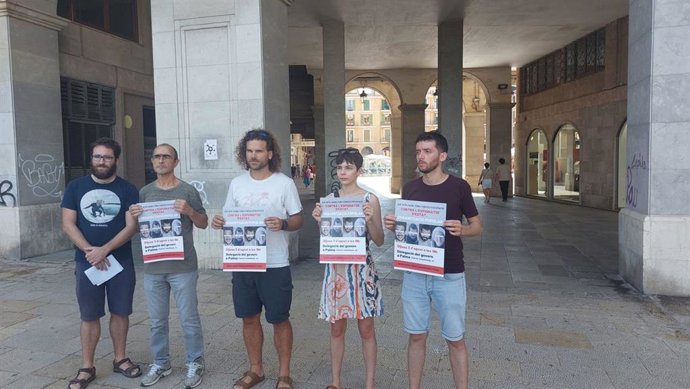 Miembros de algunas de las organizaciones convocantes de la concentración contra la infiltración policial en movimientos sociales e independentistas en Catalunya y Comunitat Valenciana.