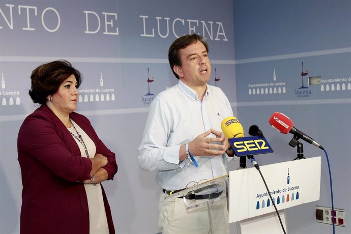 El alcalde de Lucena y presidente de Aguas de Lucena, Aurelio Fernández, y la consejera delegada de la empresa municipal, María de la O Redondo, en rueda de prensa.